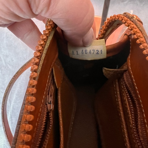 Dooney & Bourke Black and Tan Leather Crossbody Shoulder Bag, great condition - Picture 5 of 17